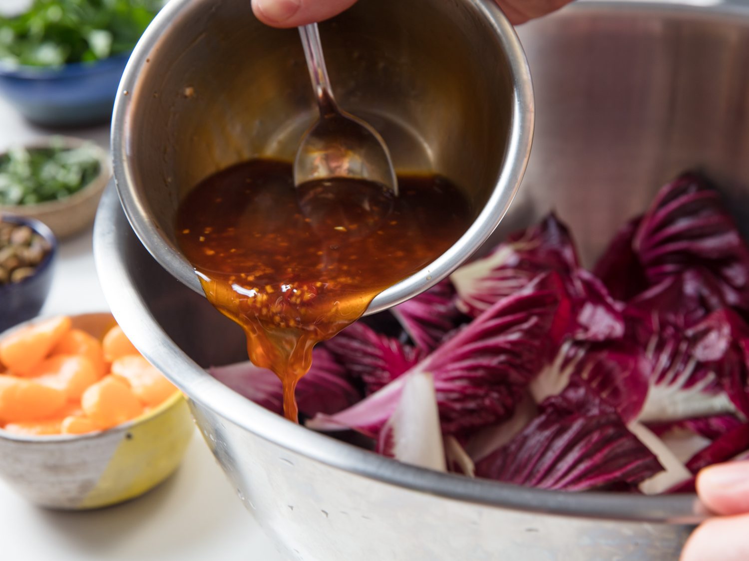 Dressing salad with vinaigrette