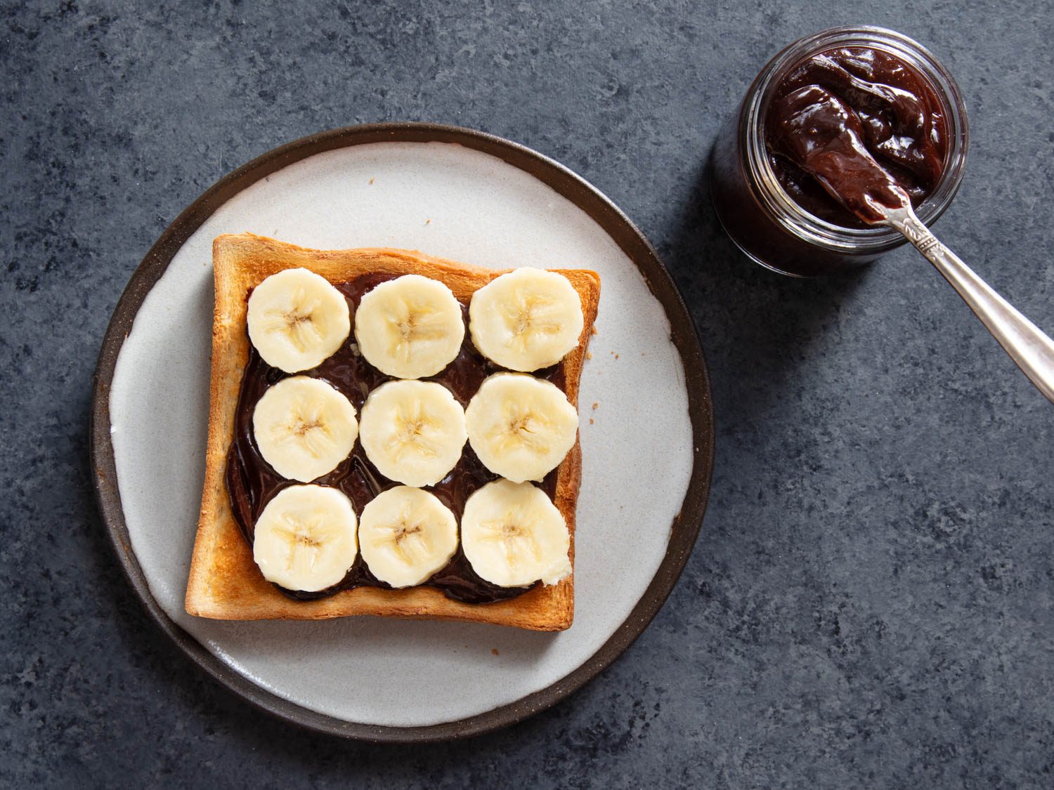 chocolate hazelnut toast with bananas